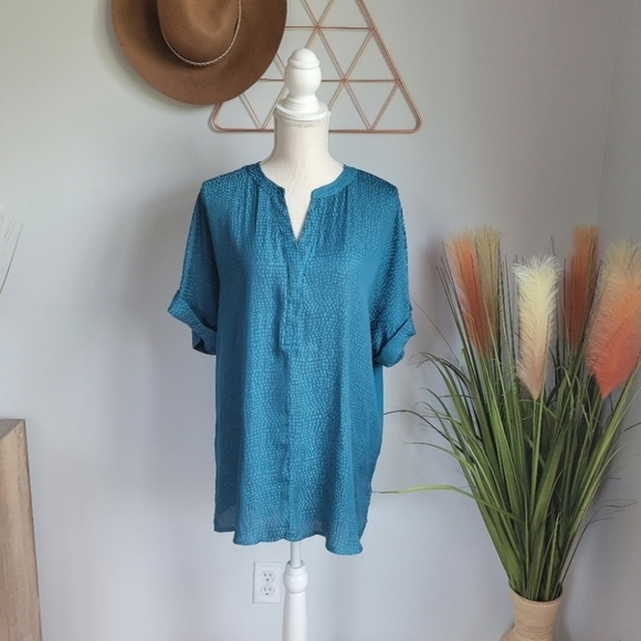 Lane Bryant  Teal Dot Mix Media Split Neck Top Size 18/20 - Picture 1 of 12